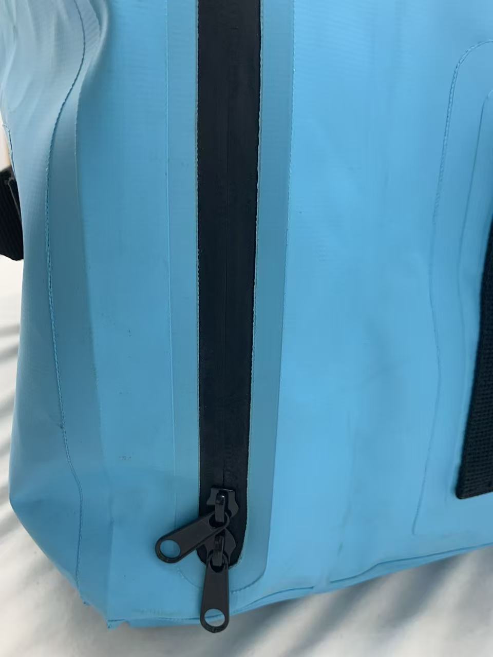 independent side compartment with airtight waterproof zipper on duffel